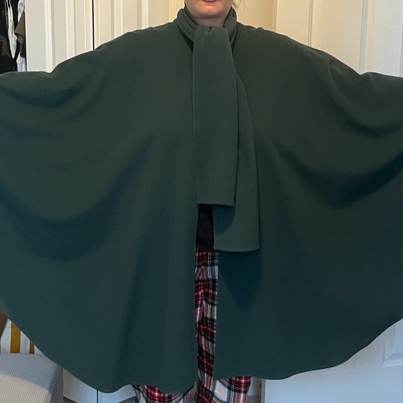 Peter James (UK) Green wool/cashmere cape - Picture 10 of 12